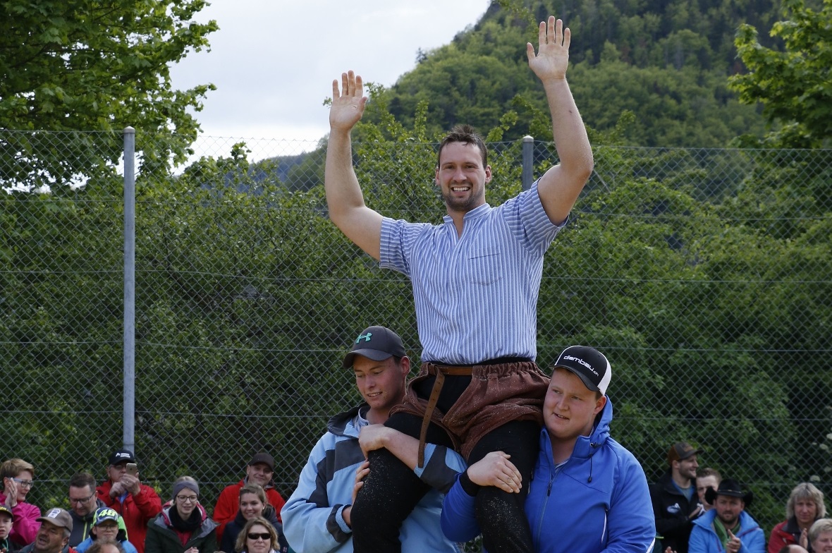 Kilian Wenger auf den Schultern seiner Zwillingsbrüder Ruedi und Marcel.