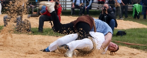 Kilian Wenger dominierte beim Anschwingen gegen Florian Gnägi, konnte ihn aber nicht fixieren und musste «stellen». Danach folgten fünf gewonnene Gänge.