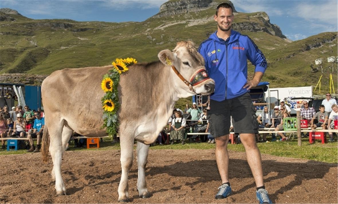 Kilian Wenger freut sich auf der Engstlenalp über den 2. Rang und das gewonnene Rind.