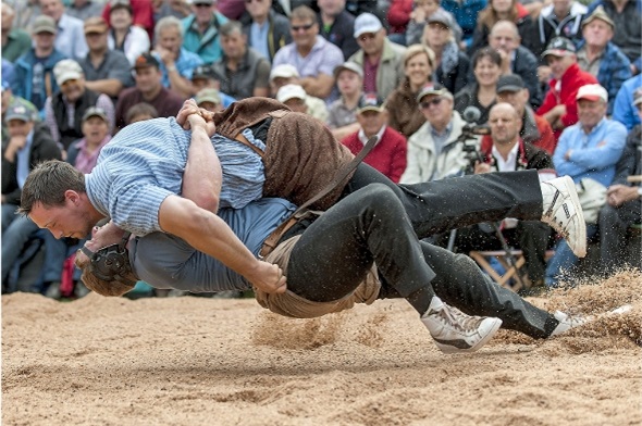Kilian Wenger gewinnt im Schlussgang gegen Matthias Glarner.
