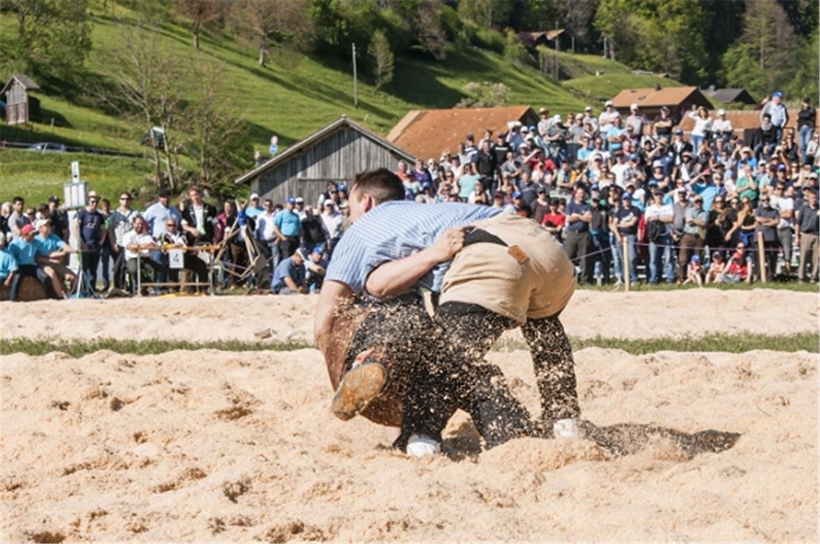 Kilian Wenger in hellen Hosen gewinnt den 6. Gang gegen Kranzschwinger Remo Zürc...