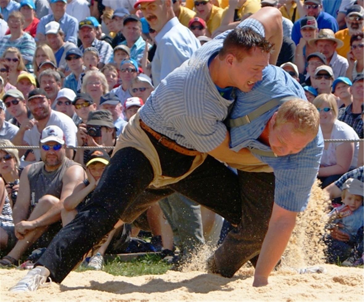 Kilian Wenger legte im dritten Gang den Eggiwiler «Brocken» Thomas Zaugg in Schwingerkönig-Manier auf den Rücken.