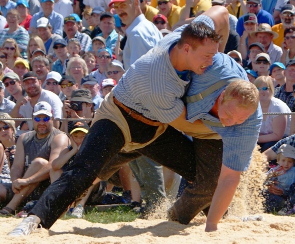 Kilian Wenger legte im dritten Gang den Eggiwiler «Brocken» Thomas Zaugg in Schwingerkönig-Manier auf den Rücken.