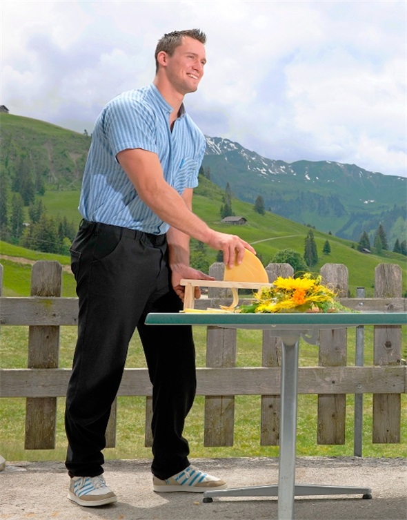 Kilian Wenger mit Genuss am Käse hobeln.