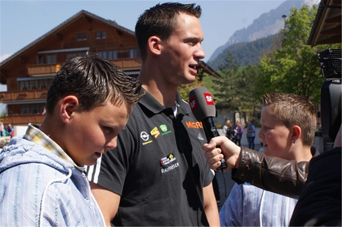 Kilian Wenger mit seinen Brüdern, den Zwillingen Marcel und Ruedi beim Interview...