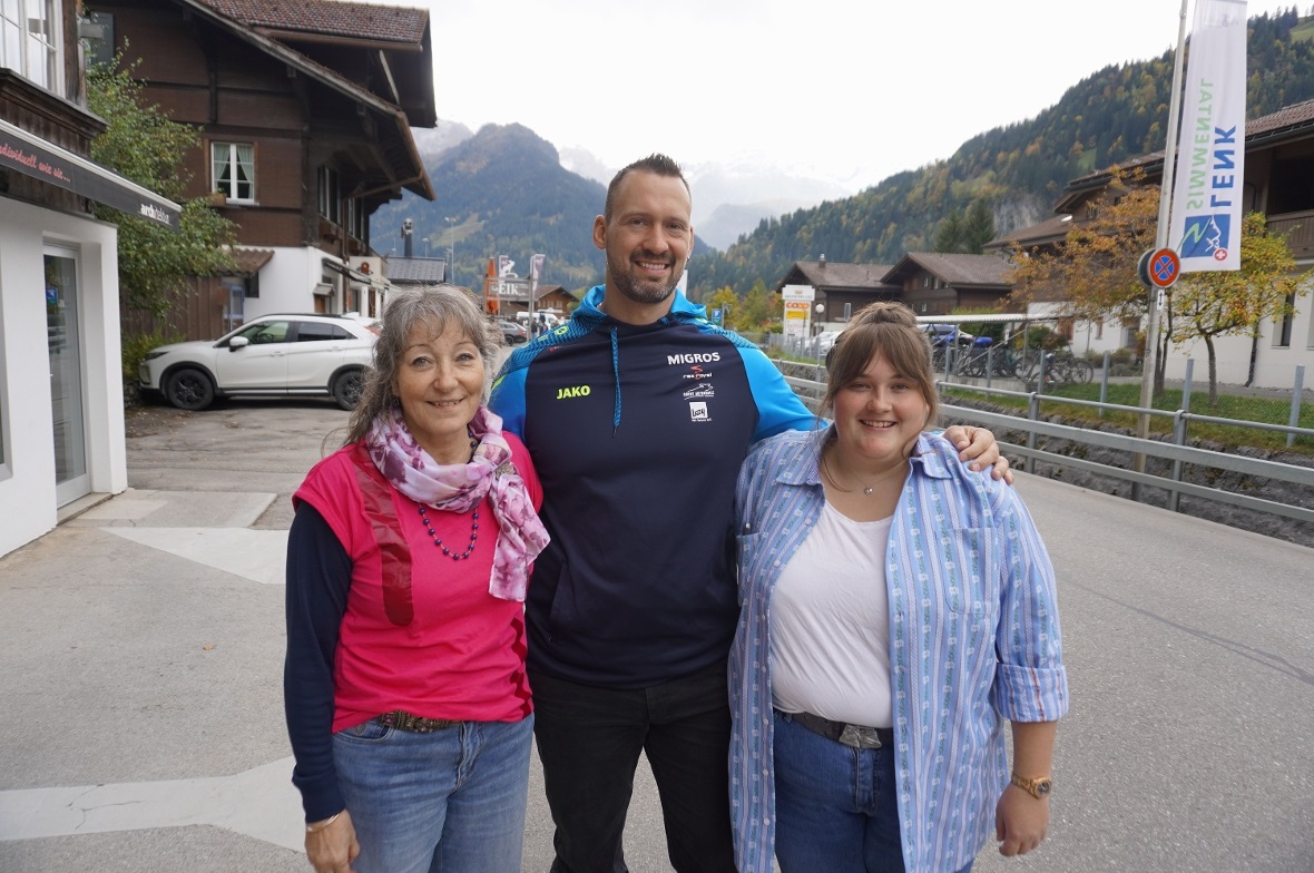 Kilian Wenger umgeben von Geschäftsinhaberin Silvia Ursprung (links), sowie Mitarbeiterin Isabelle Zeller.