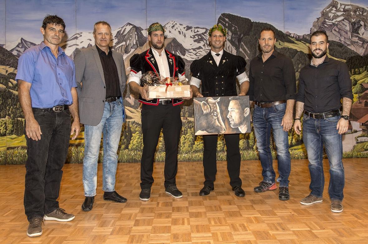 Kilian Wenger und Ruedi Roschi wurden für ihre Leistungen geehrt (v.l.): Christian Hulliger, Präsident Oberländischer Schwingerverband, Jürg Stucki, Gemeindevizepräsident Diemtigen, Ruedi Roschi, Kilian Wenger sowie Bernhard Reusser, Präsident, und Markus Isler, Jungschwingerleiter der Schwingersektion Niedersimmental.
