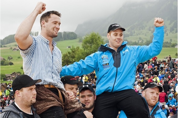 Kilian Wenger und Simon Anderegg teilen sich den ersten Platz am Oberländischen Schwingfest 2014 in Sigriswil.