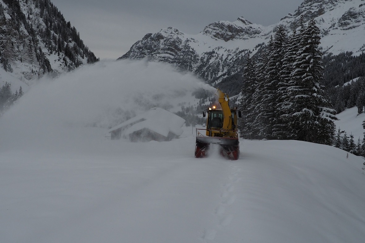 Kilian Wyssen räumt mit seiner «Biene Maya» die Strasse bis hoch ins Fermeltal.