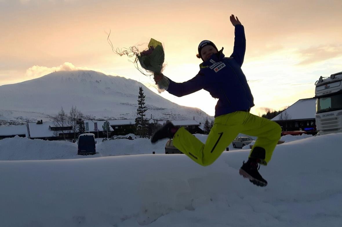 Kim Aegerter freut sich über die gewonnen Medaillen.