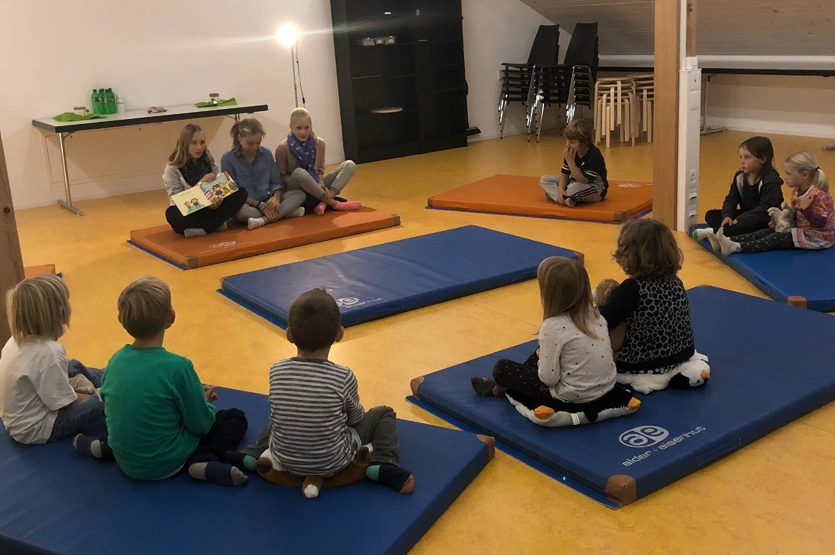 Kim, Cristina und Sarah mit der zweiten Gruppe Kindergartenkinder.