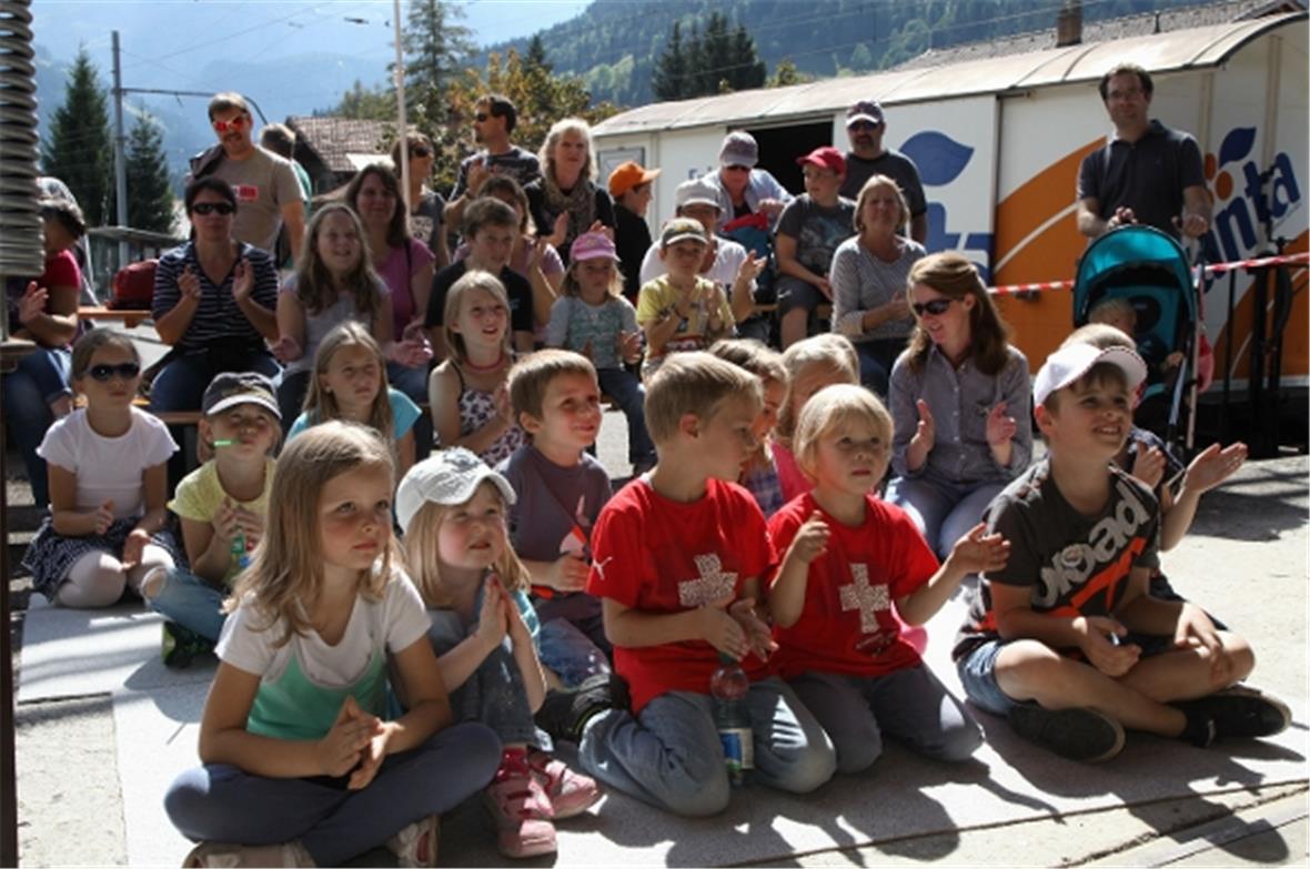 Kinder als aufmerksame Zuschauer beim Jim Knopf vor dem „Güeterschopf“