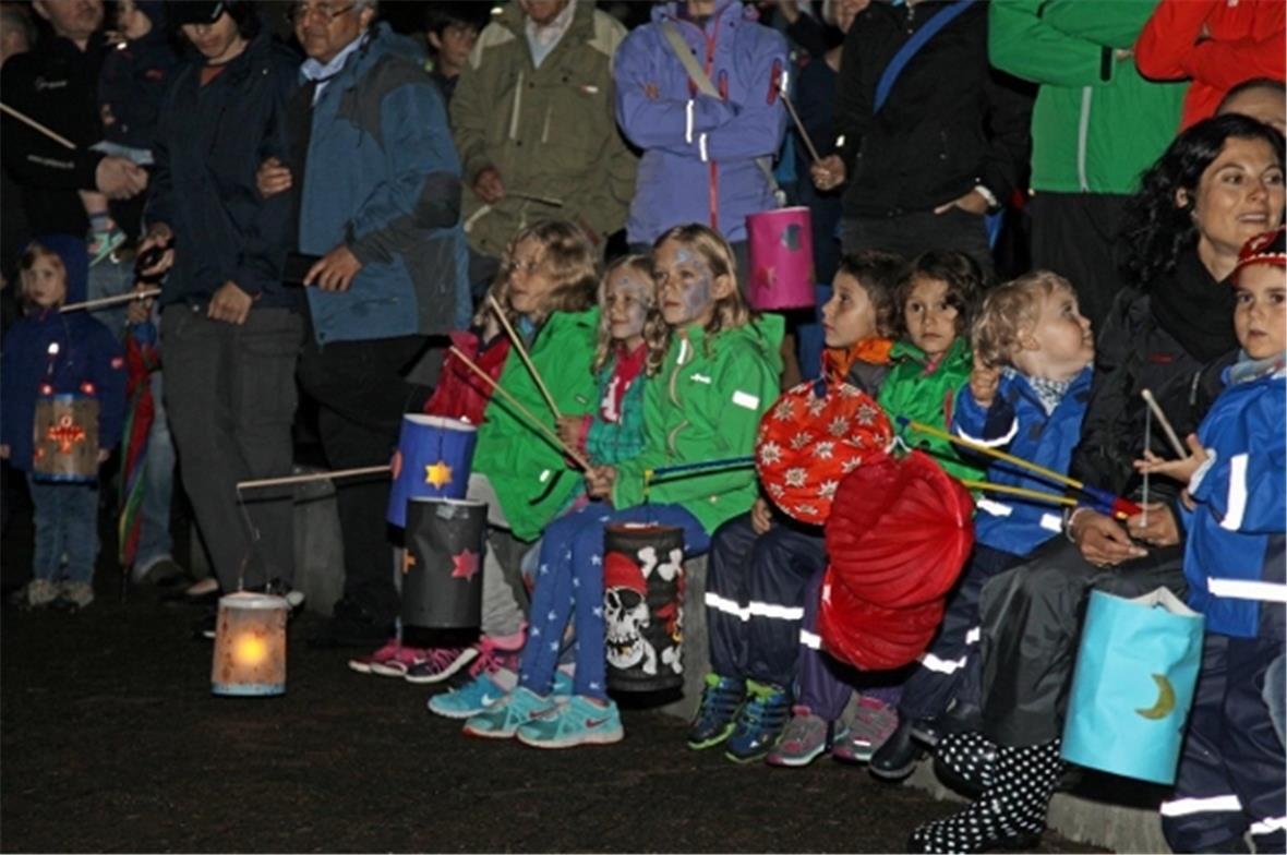 Kinder an der erst August-Feier.