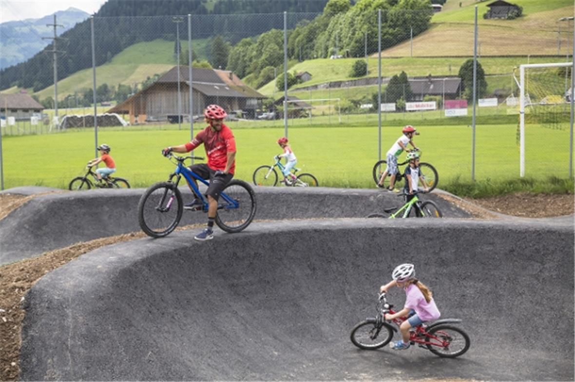 Kinder fahren den neuen Pumptrack in Zweisimmen.