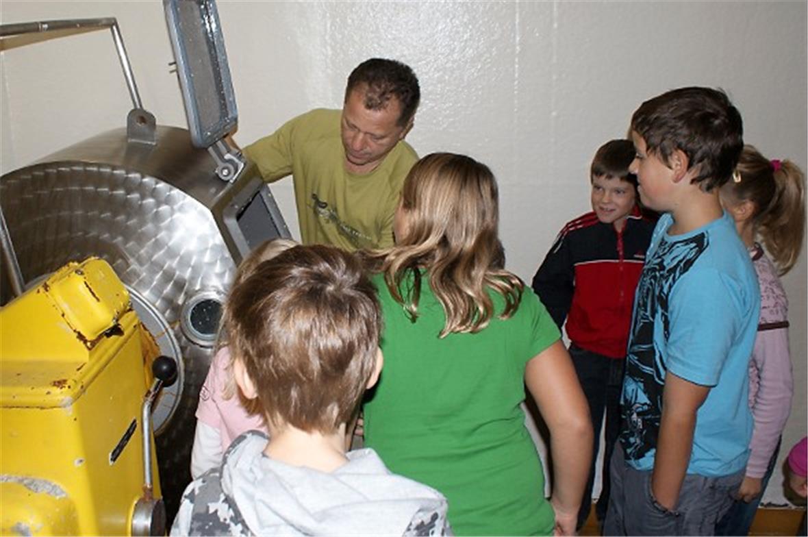 Kinder lernen im Workshop wie aus Milch Butter entsteht.