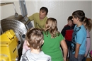 Kinder lernen im Workshop wie aus Milch Butter entsteht.