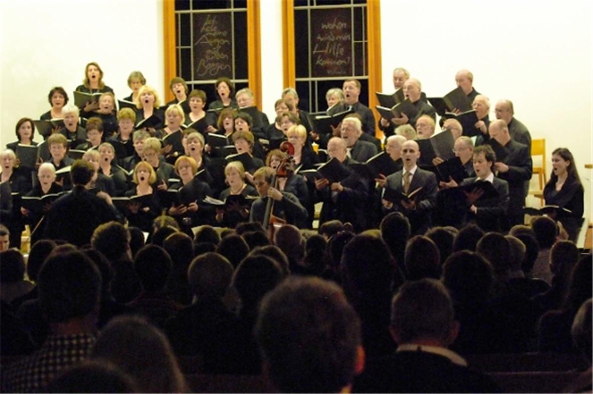Kirchenchöre Lenk und St. Stephan und Solistenquartett unter der Leitung von Johannes Göddemeyer.