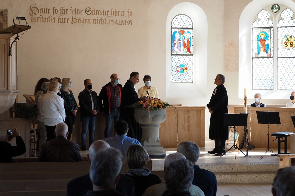 Kirchgemeinderat und Pfarrer Stefan Lobsiger versichern sich gegenseitiger Unter...