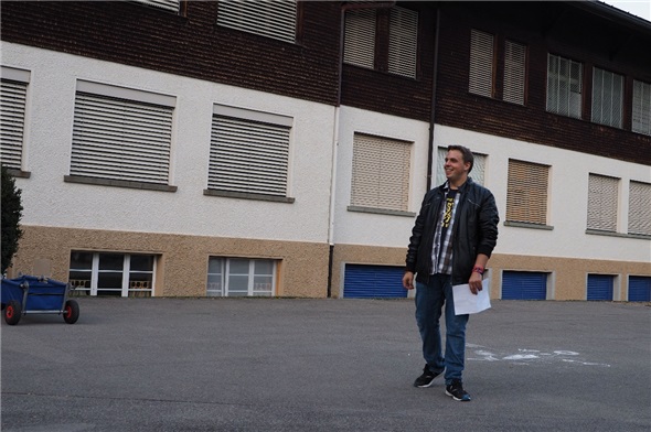 Kita-Leiter Daniel Fankhauser erzählte die Geschichte zum «Kasperli-Theater».