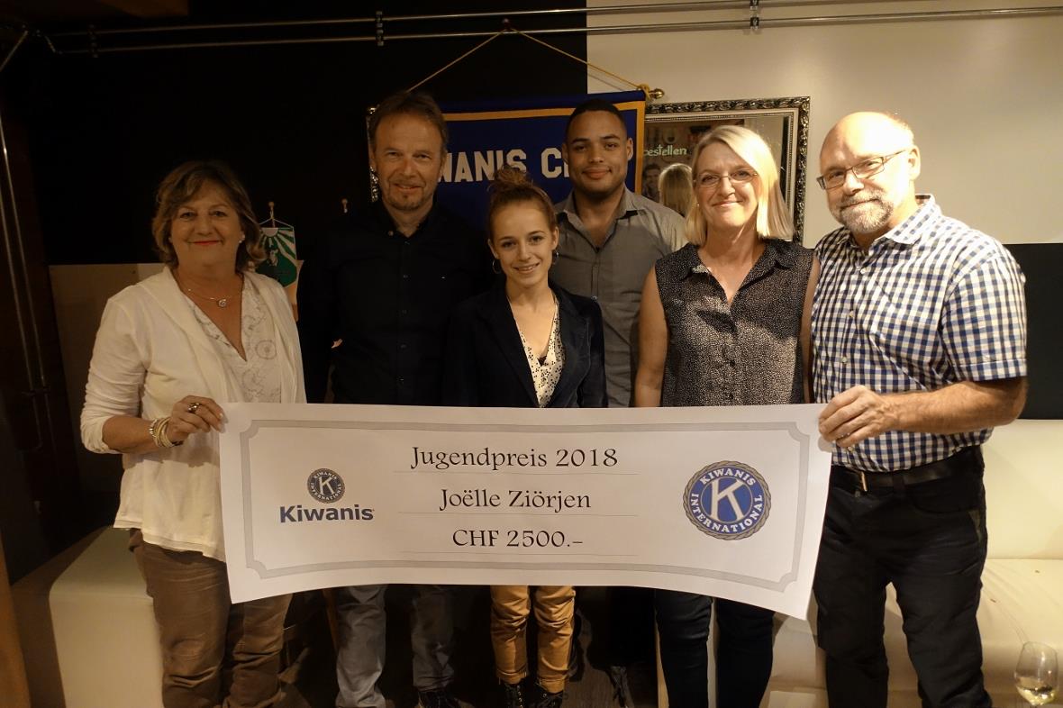 Kiwanis-Jugendpreisübergabe an die Zirkusartistin Joëlle Ziörjen (mitte) durch S...