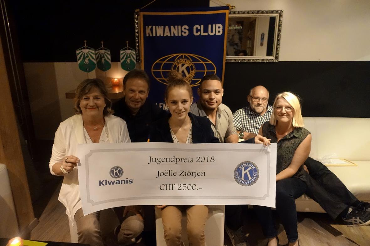 Kiwanis-Jugendpreisübergabe an die Zirkusartistin Joëlle Ziörjen (mitte) durch S...