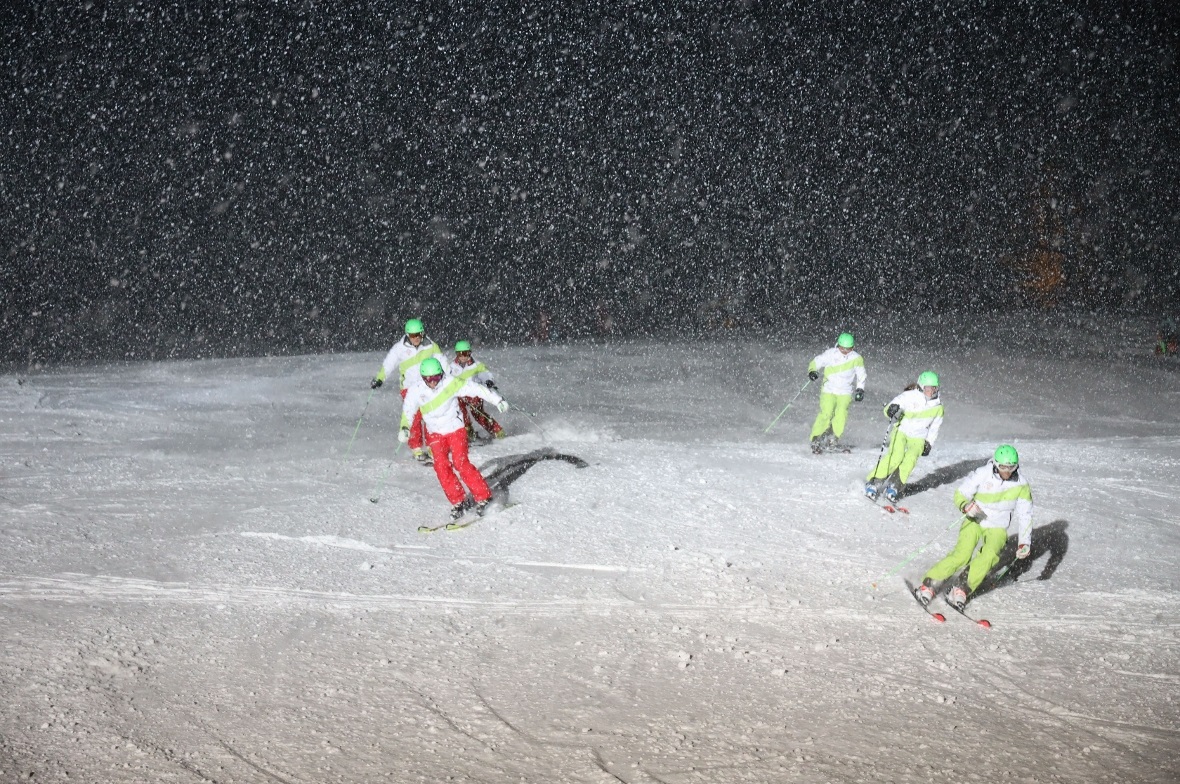 Klare Formationen trotz heftigem Schneetreiben.