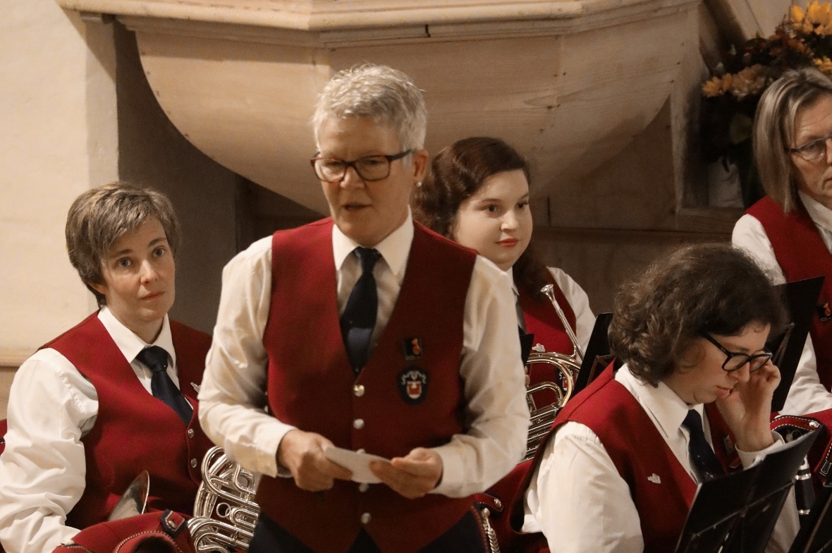 Klarinettistin Doris Baumann als Moderatorin im Konzert des Musikvereins Erlenba...