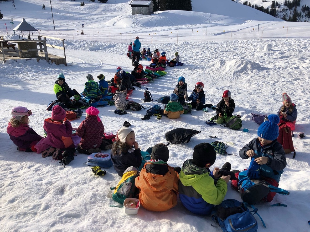 Klassenfoto 2. Kindergarten bis 2. Klasse.