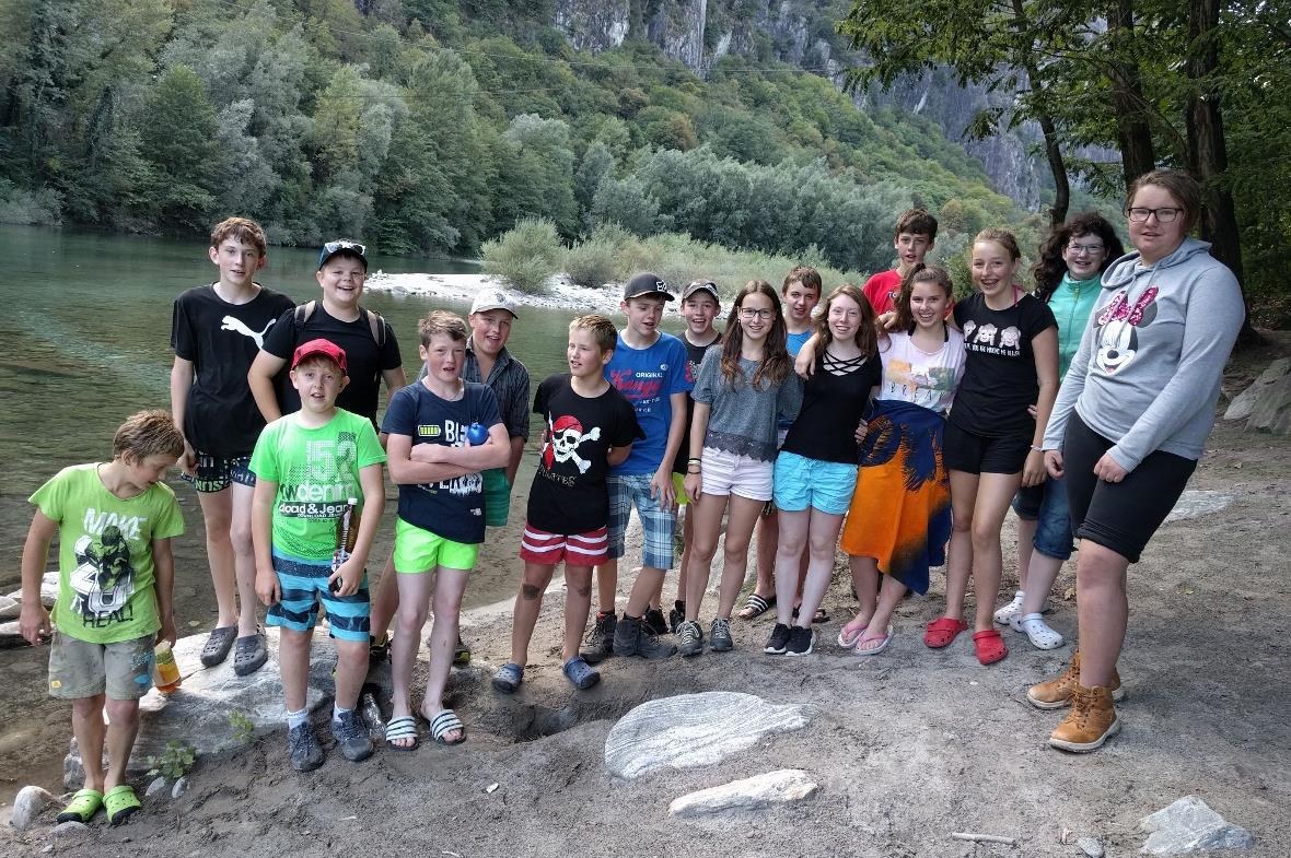 Klassenfoto an der Maggia.