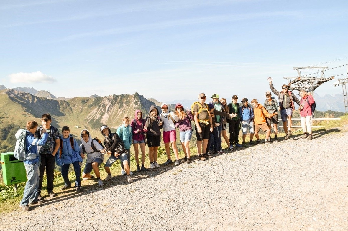 Klassenfoto der 7./8. Real bei einer Wanderung.