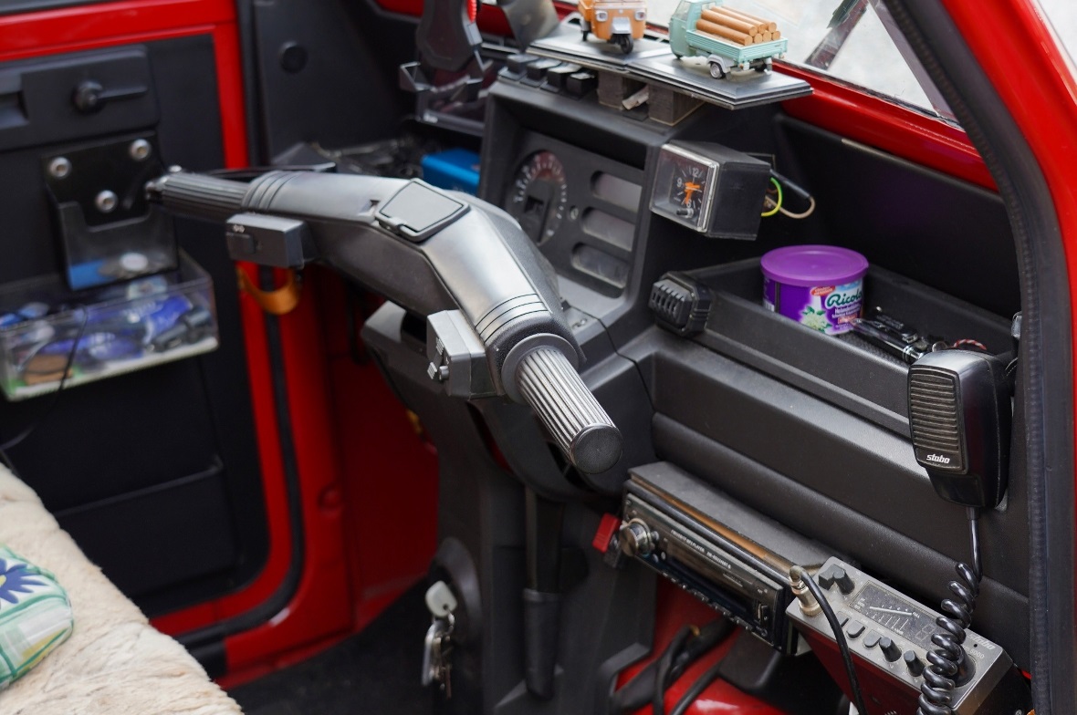 Klassisch: Eine Ape mit Lenkstange in der Mitte und Dreh-Schaltung links.