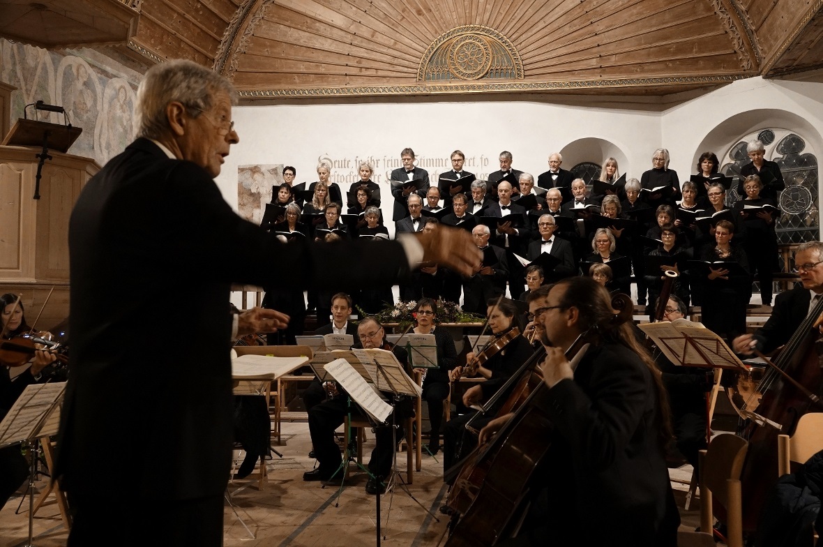 Klaus Burkhalter dirigiert den  Cantate Chor
