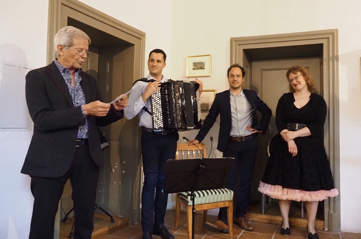 Klaus Burkhalter überraschte Gyorgi Spasov (Akkordeon), Tobias König und Beatric...
