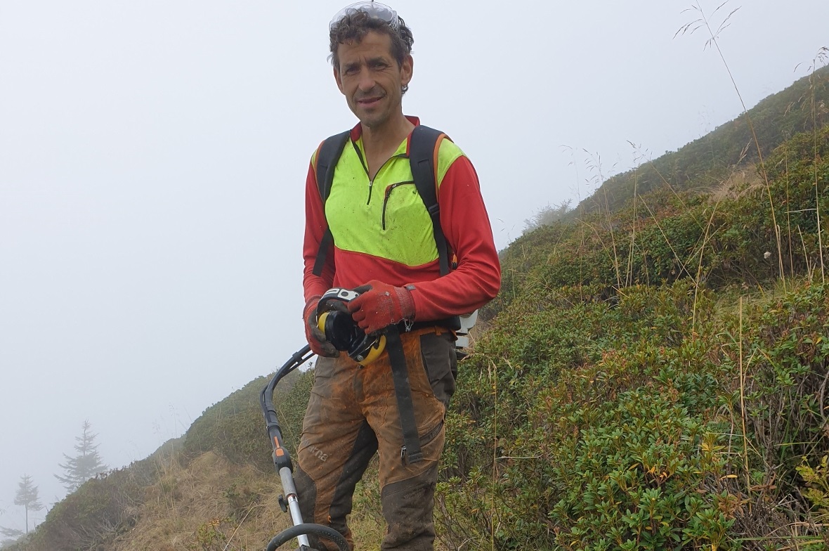 Klaus Eschler im Einsatz mit der Motorfräse im Dürrenwald.