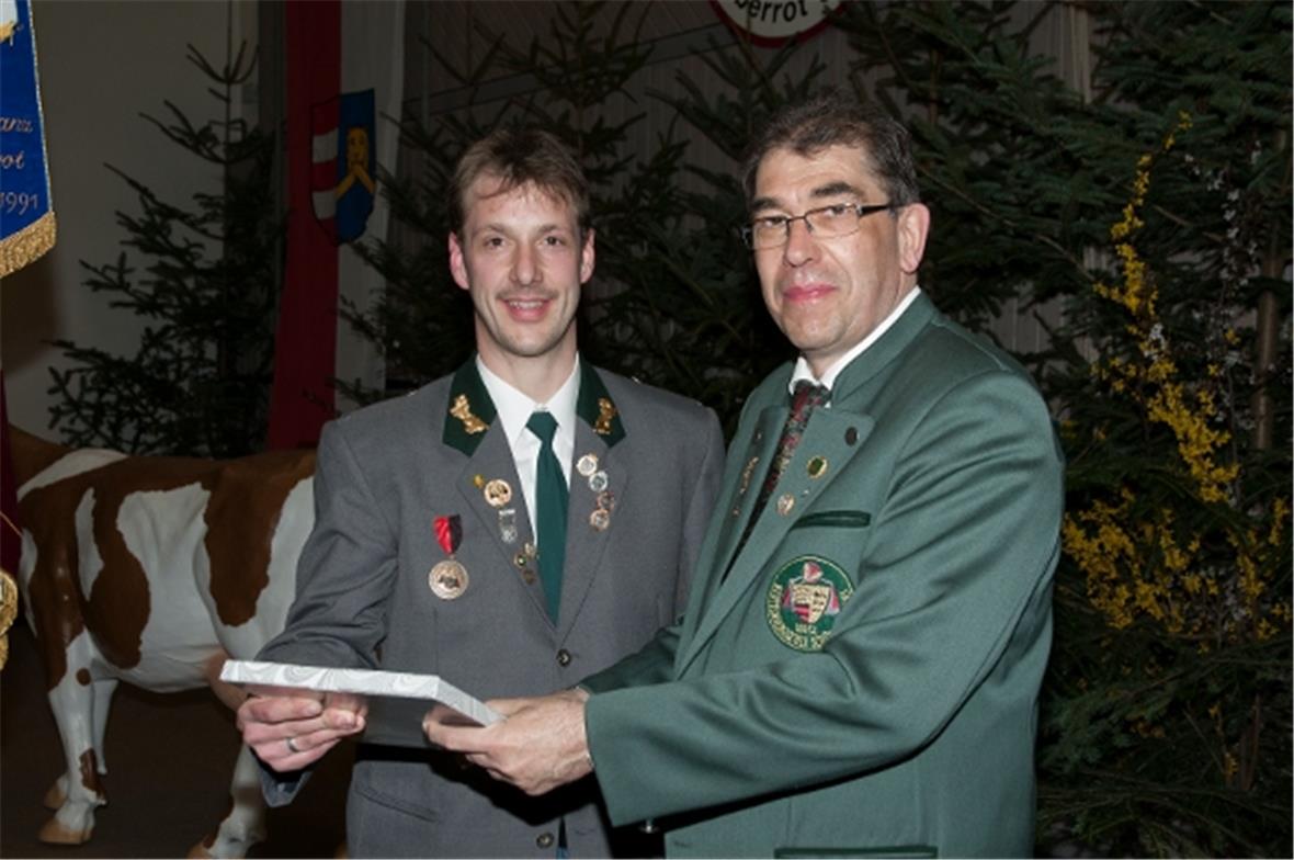 Klaus Koch, 2. Landesschützenmeister des Württembergischen Schützenvereins überr...