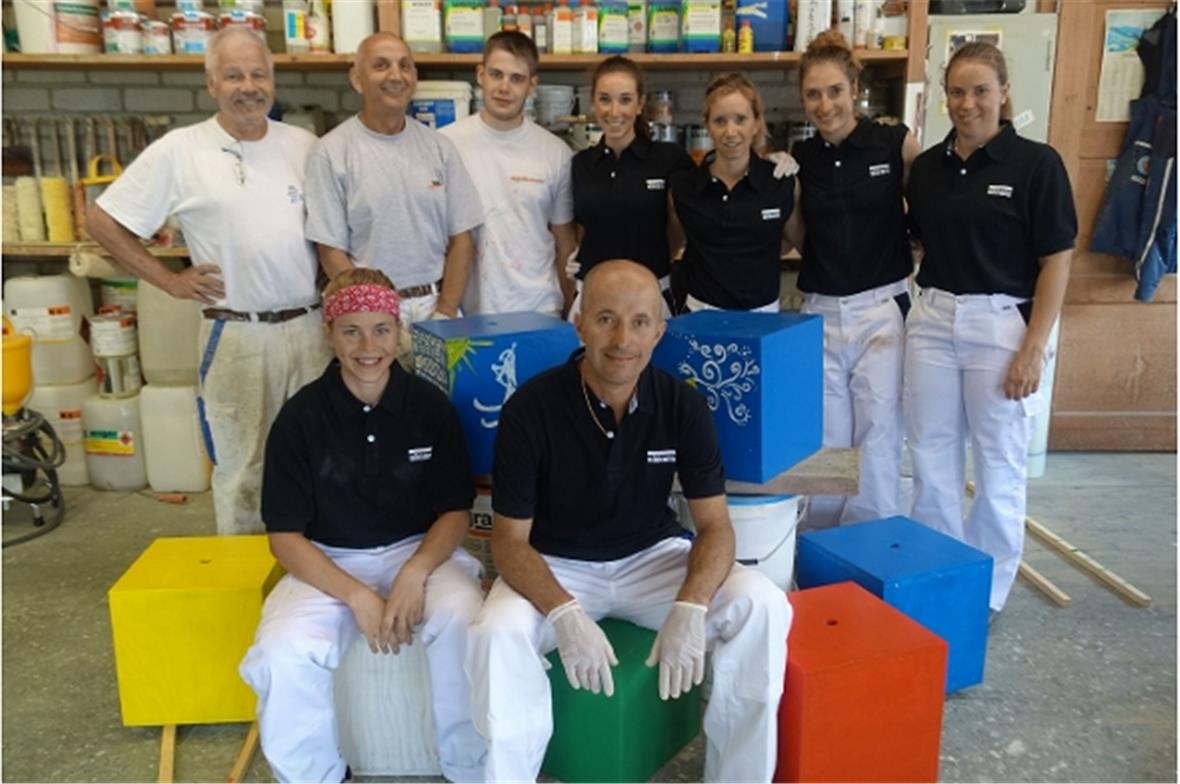 Klaus Meinen, Ferat Amiti und Kari Meinen mit den Biathletinnen Aita und Elisa Gasparin, Flurina Volken und dem Geburtstagskind Lena Häcki. Susi Meinen und Coach Armin Auchentaller testeten die frisch bemalten Sitzwürfel des Kinderlandes der Skischule Jaunpass.