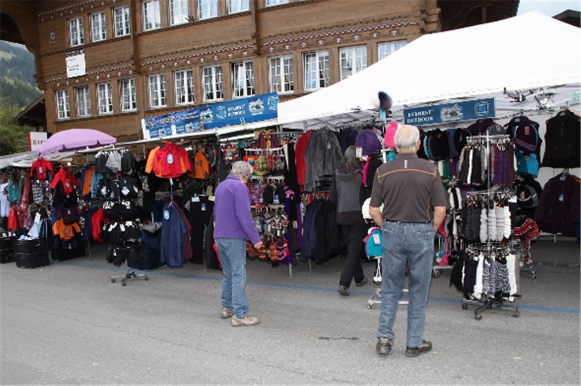 Kleider gehören neben den Spielwaren und den Gebrauchsgegenständen für die Landw...