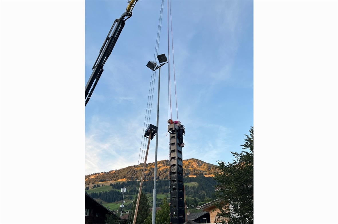 Klein und Gross wagen sich beim Harrassenstapeln in luftige Höhen.