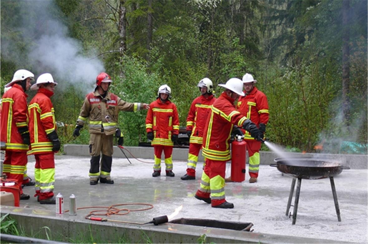 Kleine Brände werden mit dem Feuerlöscher gelöscht.