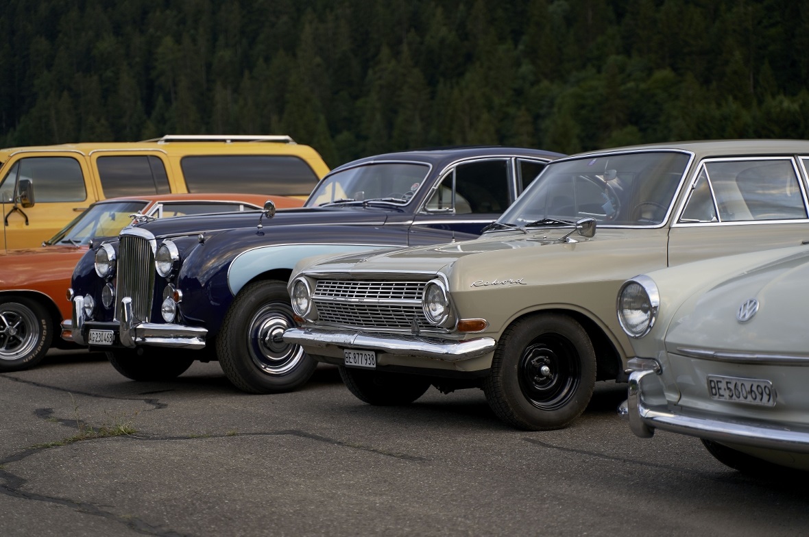 K(l)eine Klassenunterschiede: Der noble Jaguar einträchtig neben dem Opel Rekord...