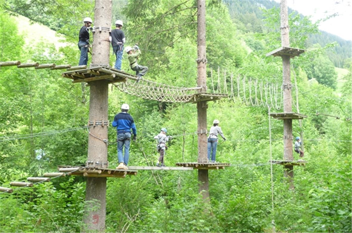 Klettern auf zwei Ebenen im Seilpark Zweisimmen.