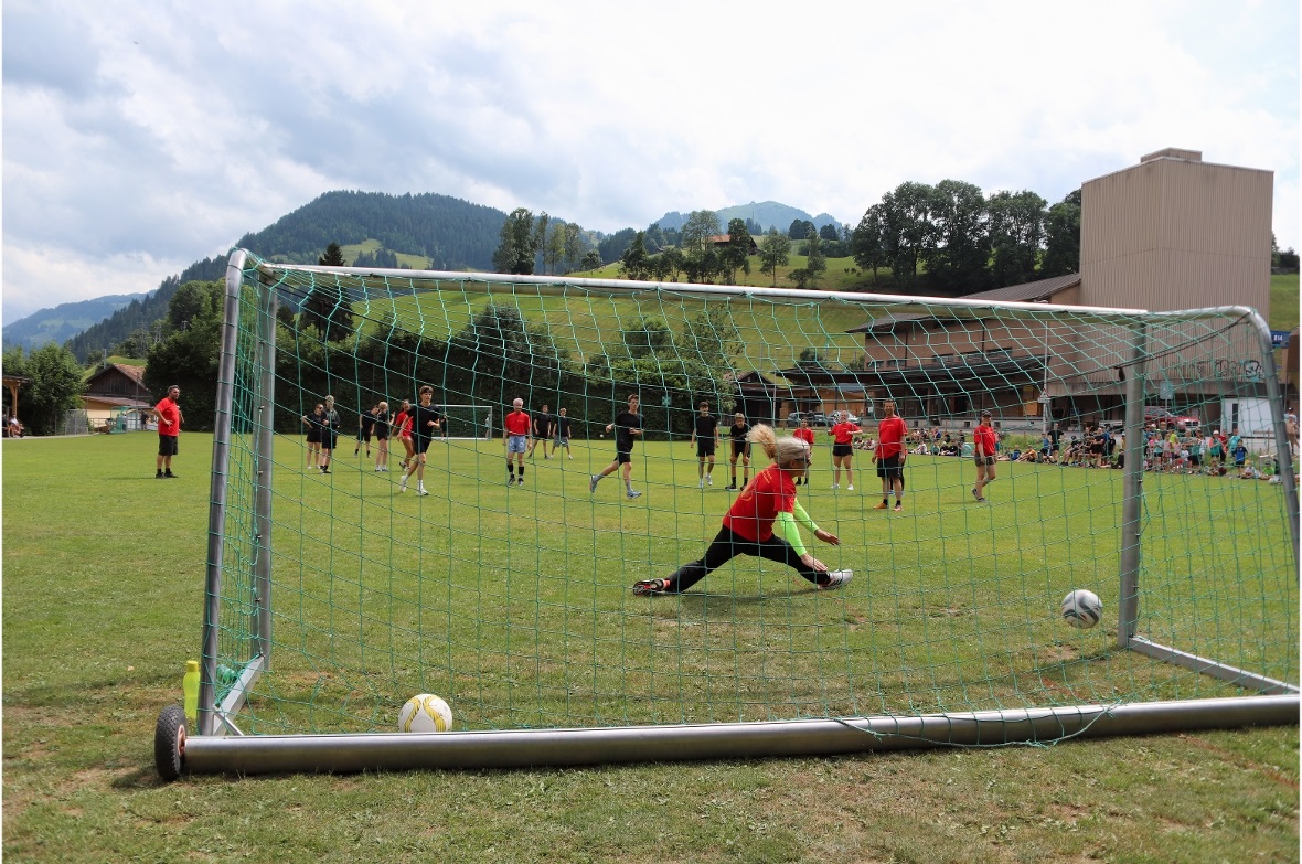 Knapp, aber eben drin: Tor fürs Schülerteam beim traditionellen Fussballmatch Le...