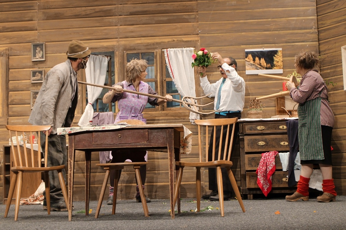 Knecht Housi (Martin Krienger) schaut zu, wie die männerverachtenden Jungfern Lo...