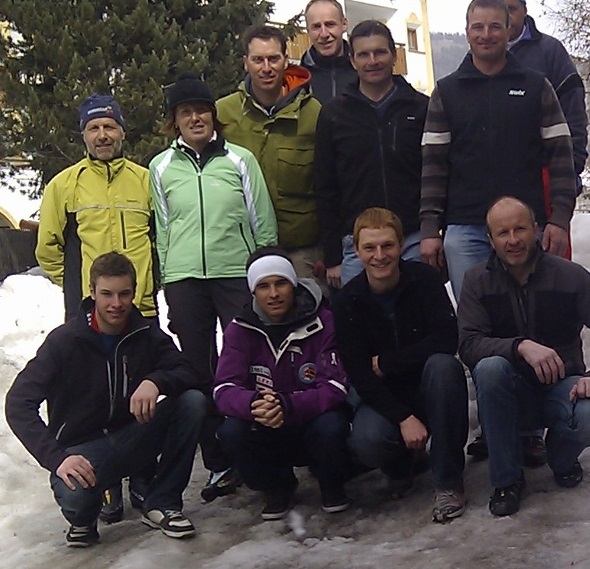 Kniend: David Gafner 150, Jonas Gafner 229, Simon Künzi 613, Christoph Gafner 867. Stehend: Markus Heimberg 882, Marlies Heimberg 357, Rolf Wittwer 325, Ueli Mani 619, Niklaus Gafner 359, Andreas Gafner 183 und Kari Heim 4935. Es fehlen auf dem Bild: Ruedi Heimann 299 und Kari Kunz 1707.