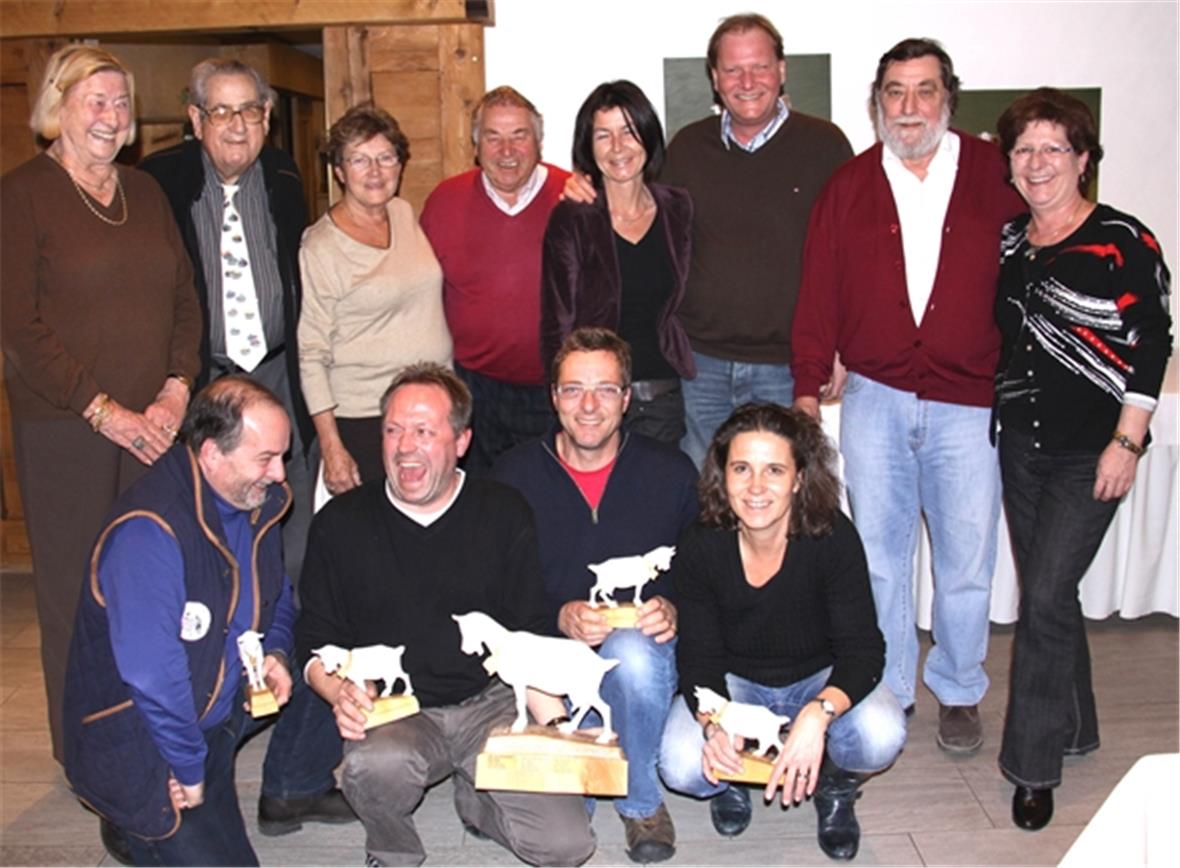 Kniend Siegerequipe von l.n.r. J.Neuenschwander, K. Reichenbach, P. Brand, C. Schifferli, umrahmt von den Sponsoren.