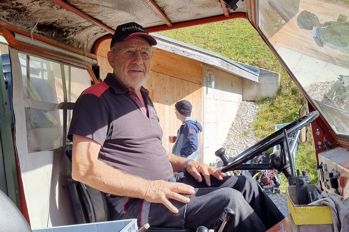Kobi Gafner von der Stockhornbahn AG sass hinter dem Steuerrad des Transporters ...