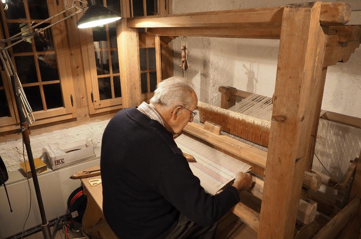 Kobi Imobersteg webte mit Unterstützung seiner Frau Elly aus feinem Hanfgarn ein...