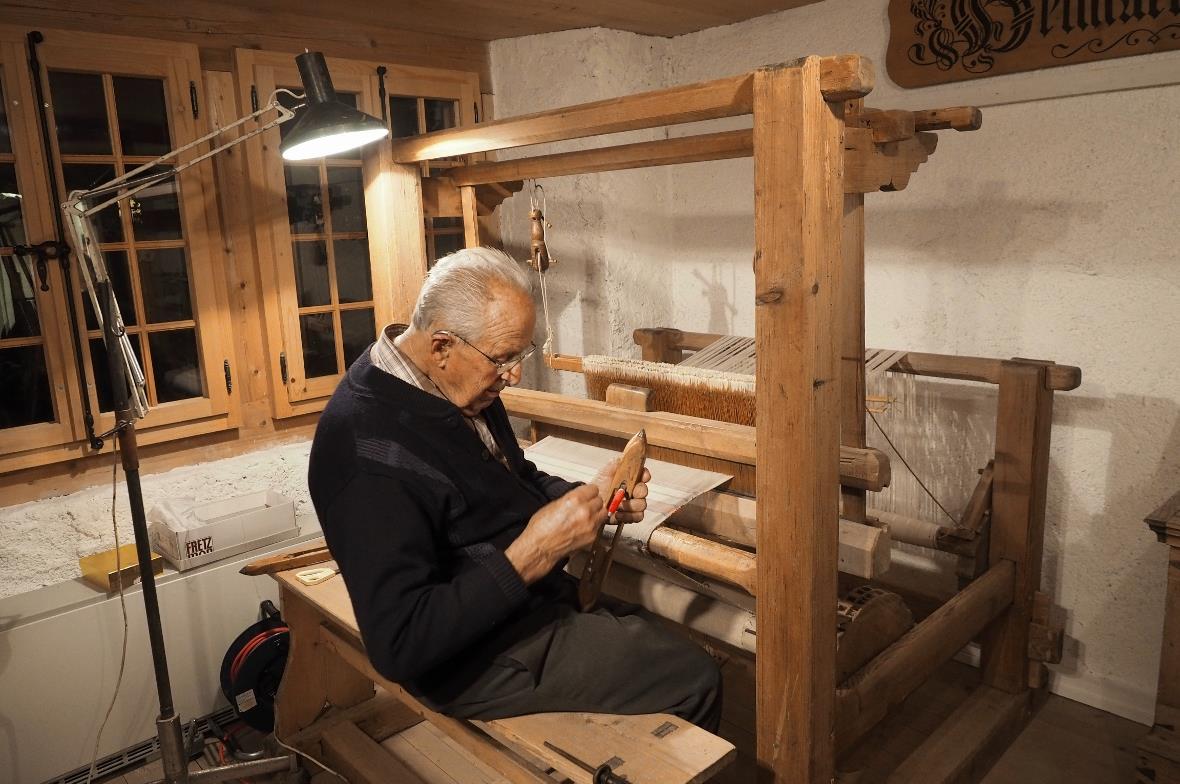 Kobi Imobersteg webte mit Unterstützung seiner Frau Elly aus feinem Hanfgarn ein...