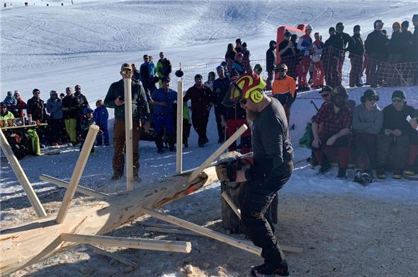 Kobi Schenk beim Asten mit der Motorsäge an einem speziell vorbereiteten Stamm.