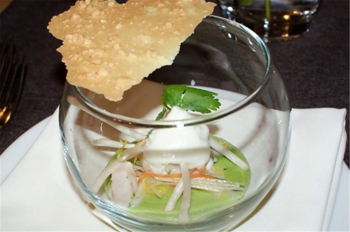 Mit Bühlberg-Höhentraining an die Olympiade der Köche Kochkunst für Olympia: Jakobsmuscheln «Ceviche», Erbsen, Parfüm de Siam als Amuse-Bouche. Zwetschgenmousse auf getränktem Biskuit, Halbgefrorenes mit Haselnussaroma im Schokoladenmantel, lauwarme Kugel mit Zimtaroma und marinierten Zwetschgen als Dessert.